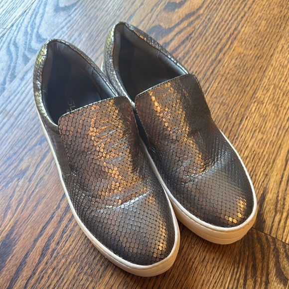 J Slides silver metallic snakeskin texture leather slip on sneakers. Size 8.5. - Picture 1 of 7